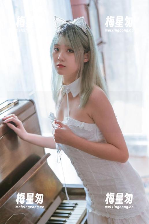 这组Akisoso秋楚楚的“妹妹”作品,仿佛是风吹过的呢喃,轻轻拍打耳畔,潜入心底一隅。-梅星匆 这组Akisoso秋楚楚的“妹妹”作品,仿佛是风吹过的呢喃,轻轻拍打耳畔,潜入心底一隅。-梅星匆