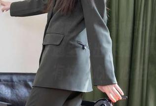 BoBoSocks袜啵啵 - 好奇稚予的圣诞服原图，像是从卡通里蹦出来的，真的很想进去碰碰看，有好奇心的心在作怪！
