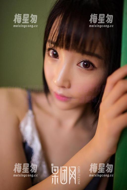 GIRLT果团网 - 莫雅琪的粉色写真更新，柔和的氛围里别有一番滋味。-梅星匆