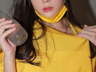 Kang Inkyung在这种吊带里，cos的姿势直接催生了一波风趣！