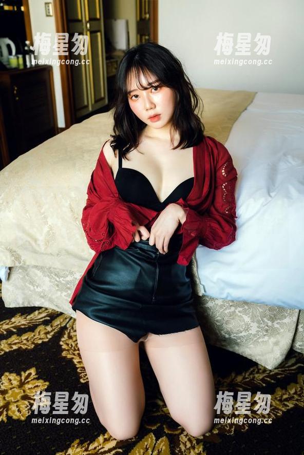 SOOTV——MyuA(뮤아)的针织裙写真集，不怕你不信，分享一下怎么让裙子流行一夏天！-梅星匆