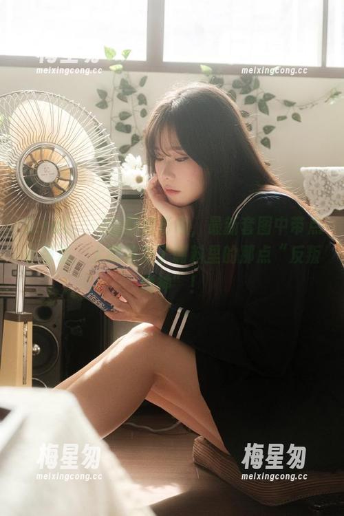 Sira(시라)的厨娘形象，最新套图中带点小叛逆，大概是为了调料里的那点“反叛精神”！-梅星匆