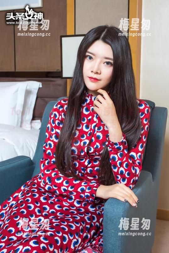 TouTiao头条女神 - 李丽莎的连体衣写真，让我不禁想象，她穿上它走在街上的样子，光是想想就令人脸红。-梅星匆