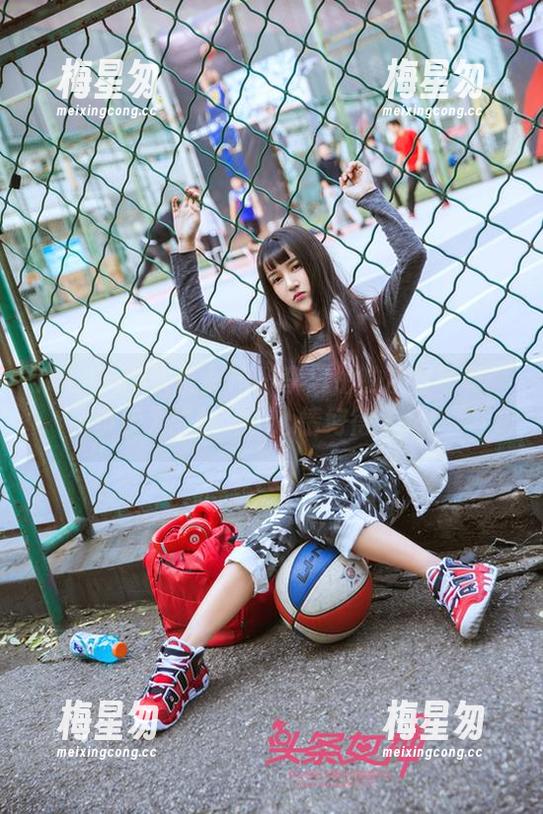 TouTiao头条女神 - 李思彤的灰丝写真:步步为“丝”,心情好得飞起!-梅星匆 TouTiao头条女神 - 李思彤的灰丝写真:步步为“丝”,心情好得飞起!-梅星匆