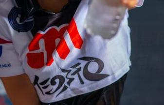 图包保存的Umeko J，胡桃场景下的姿态，竟比那些滤镜都要真实有趣。