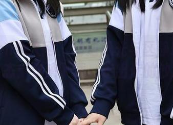 Xiuren秀人网 - 海边风光与区静瑶的随性姿态：快来下载，走出你的沙滩梦