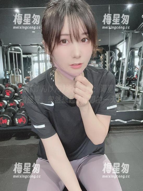 けん研(けんけん)泳衣套图：渴望零重力的感觉，忽然想起了漂浮的一天！-梅星匆