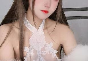 黑旗袍与三度69的完美邂逅，私拍图片里闪烁着不经意的妩媚。