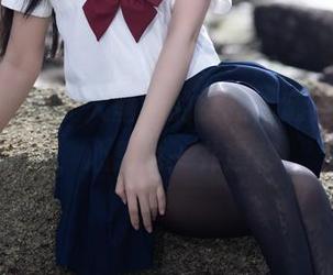 我在看“三无人型”的女孩，随着画面转动，心思也一并漂移。