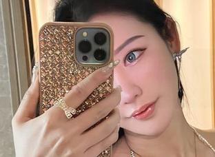 微密圈 - 红裙的力量！不爱笑的赛琳又更新了一组让人目不转睛的图集。