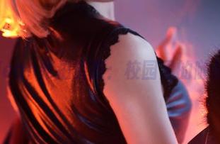 九曲Jean私拍资源：校园里的随机涂鸦