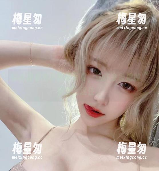你若观看啾小妍的写真，或许会被她的“妍宝”迷住。-梅星匆