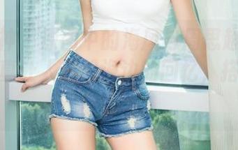 头条女神 - 原图中的海风与周思超那件学生服，真让人想起海边的回忆，搭配得不错哈哈。