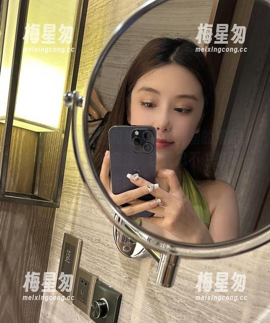 微密圈 - 这衣服和奶雯在图库里的搭配,有种“凉快”的魔法,让我忍不住想买一件试试。-梅星匆 微密圈 - 这衣服和奶雯在图库里的搭配,有种“凉快”的魔法,让我忍不住想买一件试试。-梅星匆
