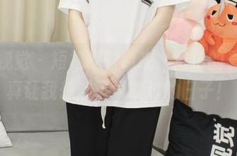 小众视觉 - 短裙呼啸而来，洁洁的最新写真让我想起了风吹过的日子！