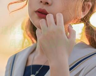 当梨瑾瑾化身黑长服女神，图片里每一丝风都像是在低声耳语。