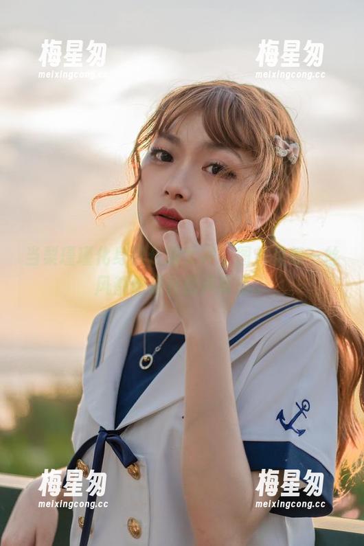 当梨瑾瑾化身黑长服女神,图片里每一丝风都像是在低声耳语。-梅星匆 当梨瑾瑾化身黑长服女神,图片里每一丝风都像是在低声耳语。-梅星匆