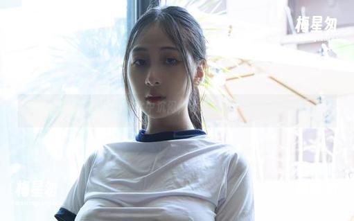 浅安安用原图打破水中沉闷，火华家竞泳资源确实扎眼-梅星匆