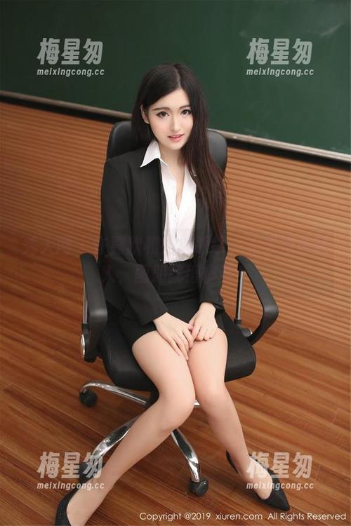 秀人网 - 许嘉欣和她的眼镜，如果她是超人，图册就得拿奖！-梅星匆