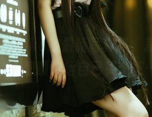 看！落落Raku的最新写真集，莉莉丝，让人想顺便给自己买个花…
