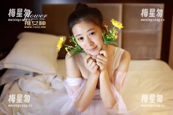 青豆客 - 徐妍馨Mandy的海边写真：没准备好就被美景震撼了，只能默默记录这一切。-梅星匆