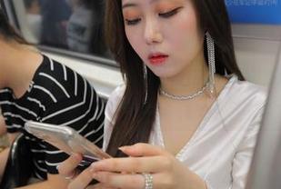 魔镜街拍：最新图集，红色高跟和肉丝搭配，好像穿越回了九十年代？