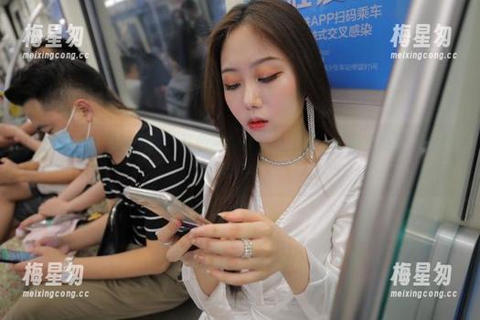 魔镜街拍:最新图集,红色高跟和肉丝搭配,好像穿越回了九十年代?-梅星匆 魔镜街拍:最新图集,红色高跟和肉丝搭配,好像穿越回了九十年代?-梅星匆